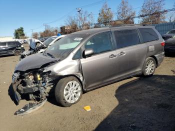  Salvage Toyota Sienna