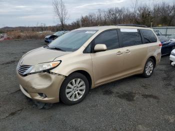  Salvage Toyota Sienna