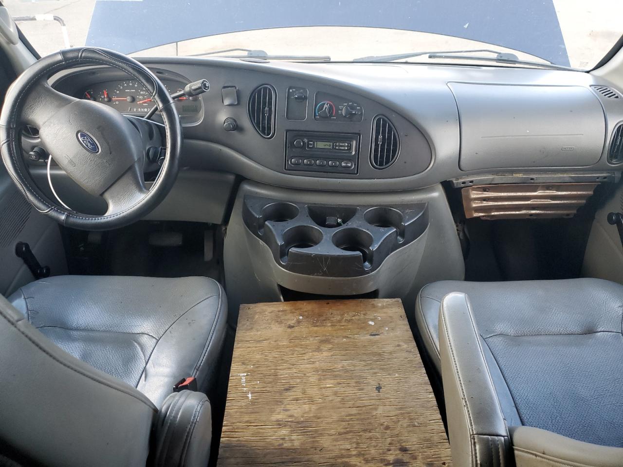 Ford Econoline E150 Van Image 5