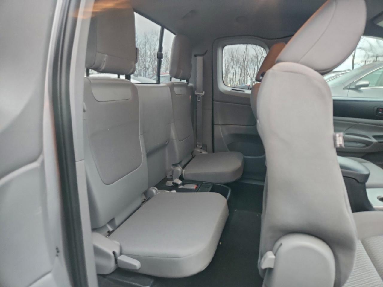 Toyota Tacoma Access Cab Image 11