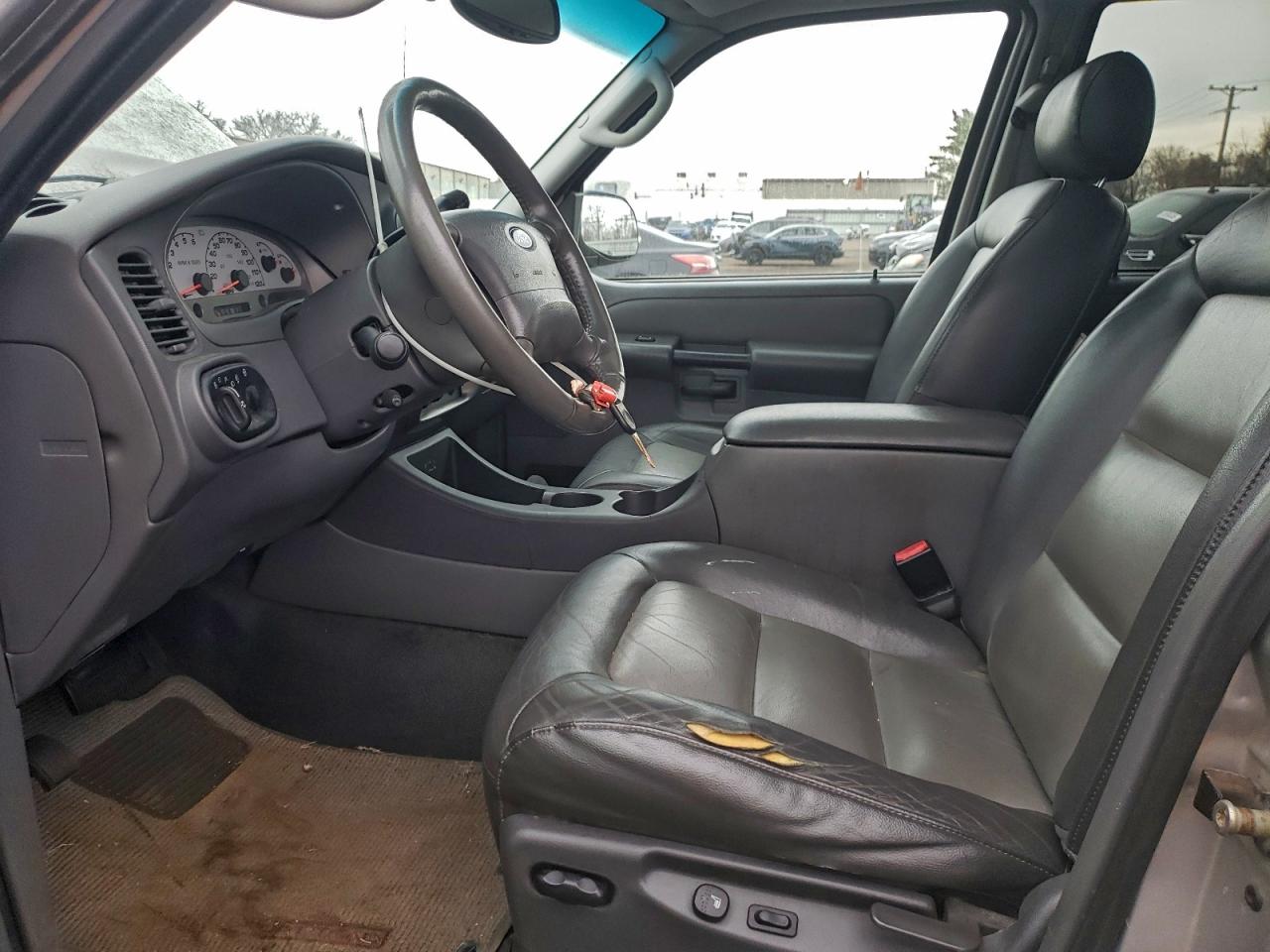 Ford Explorer Image 6