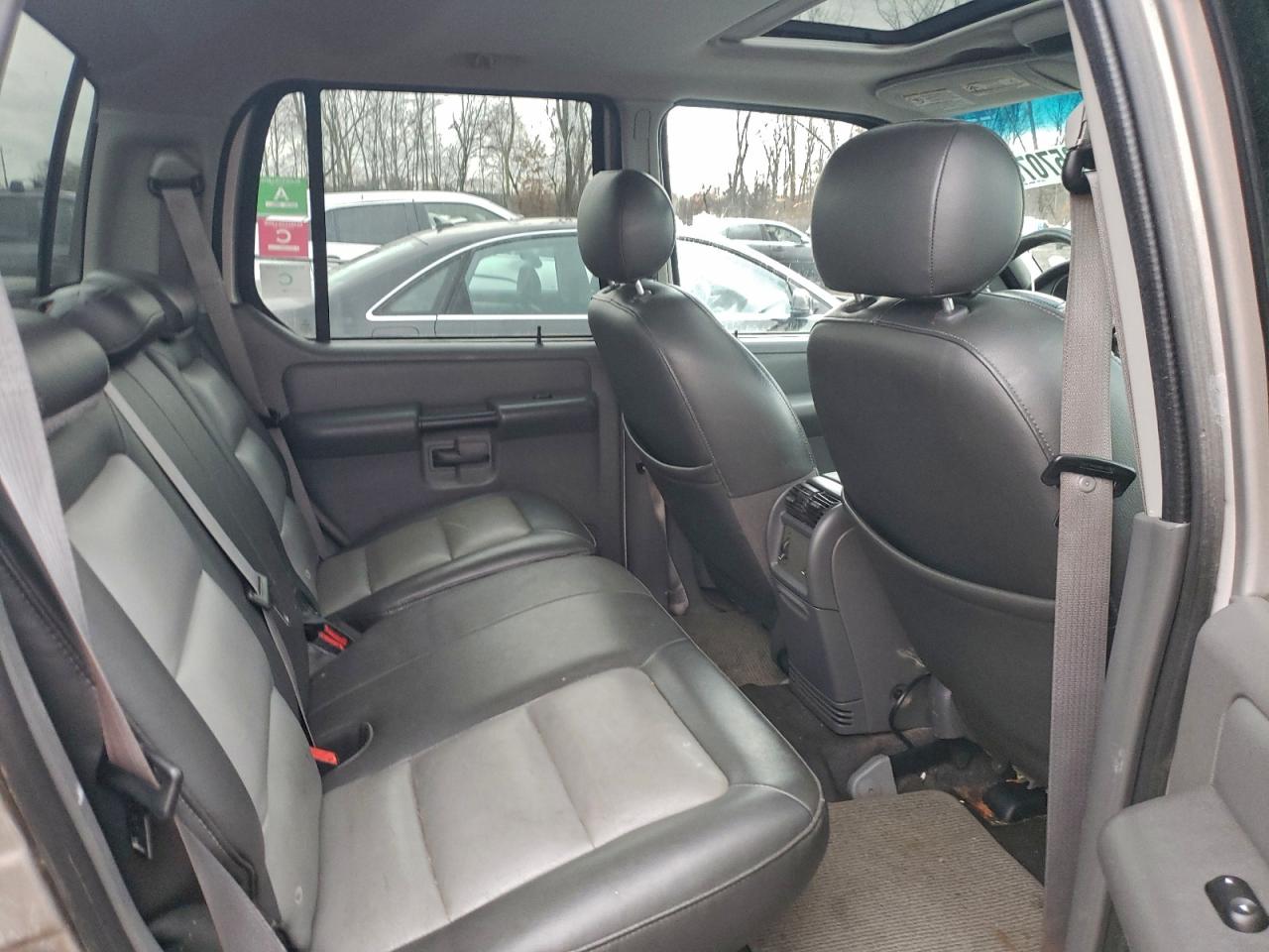 Ford Explorer Image 9