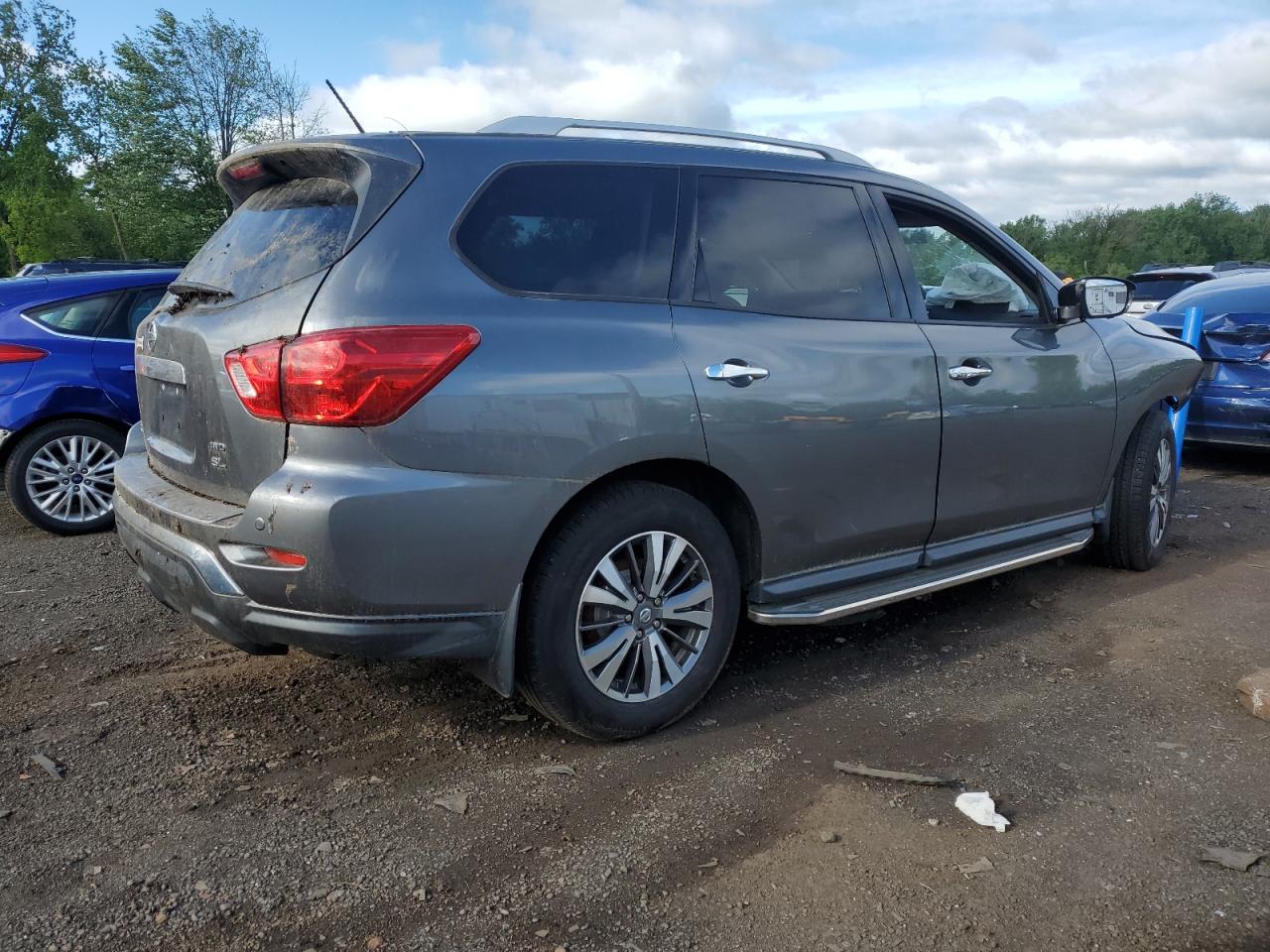 Nissan Pathfinder S Image 2