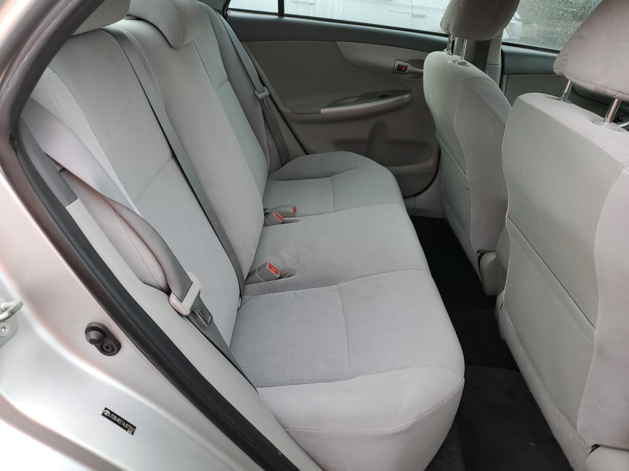 Toyota Corolla Base Image 12