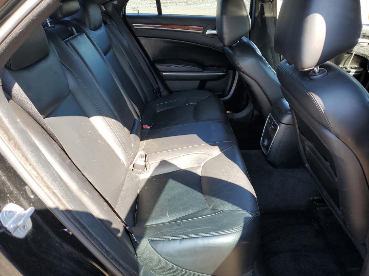 Chrysler 300 Limited Image 11