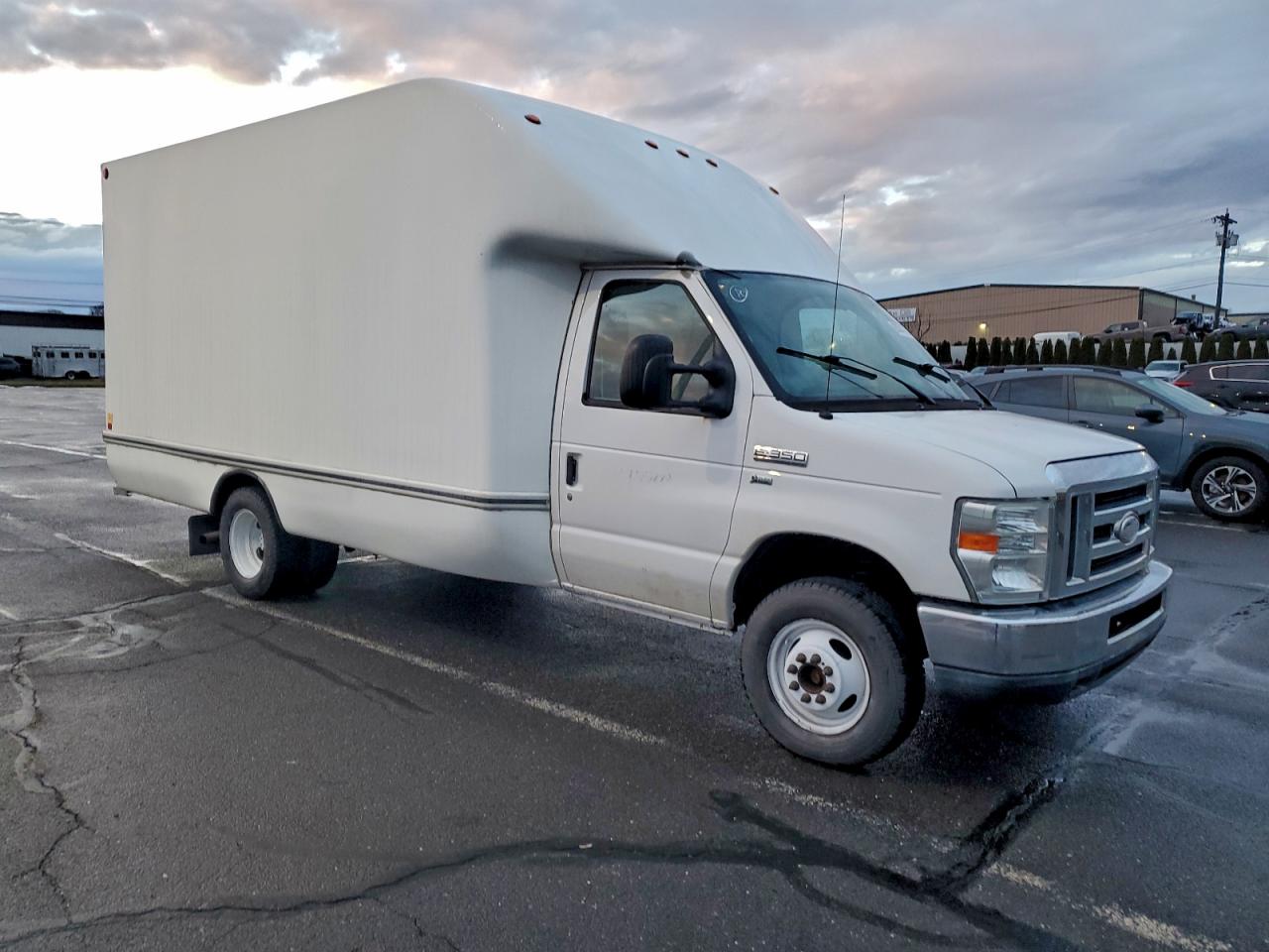 Ford E-350 E350 Super Duty Cutaway Van Image 4