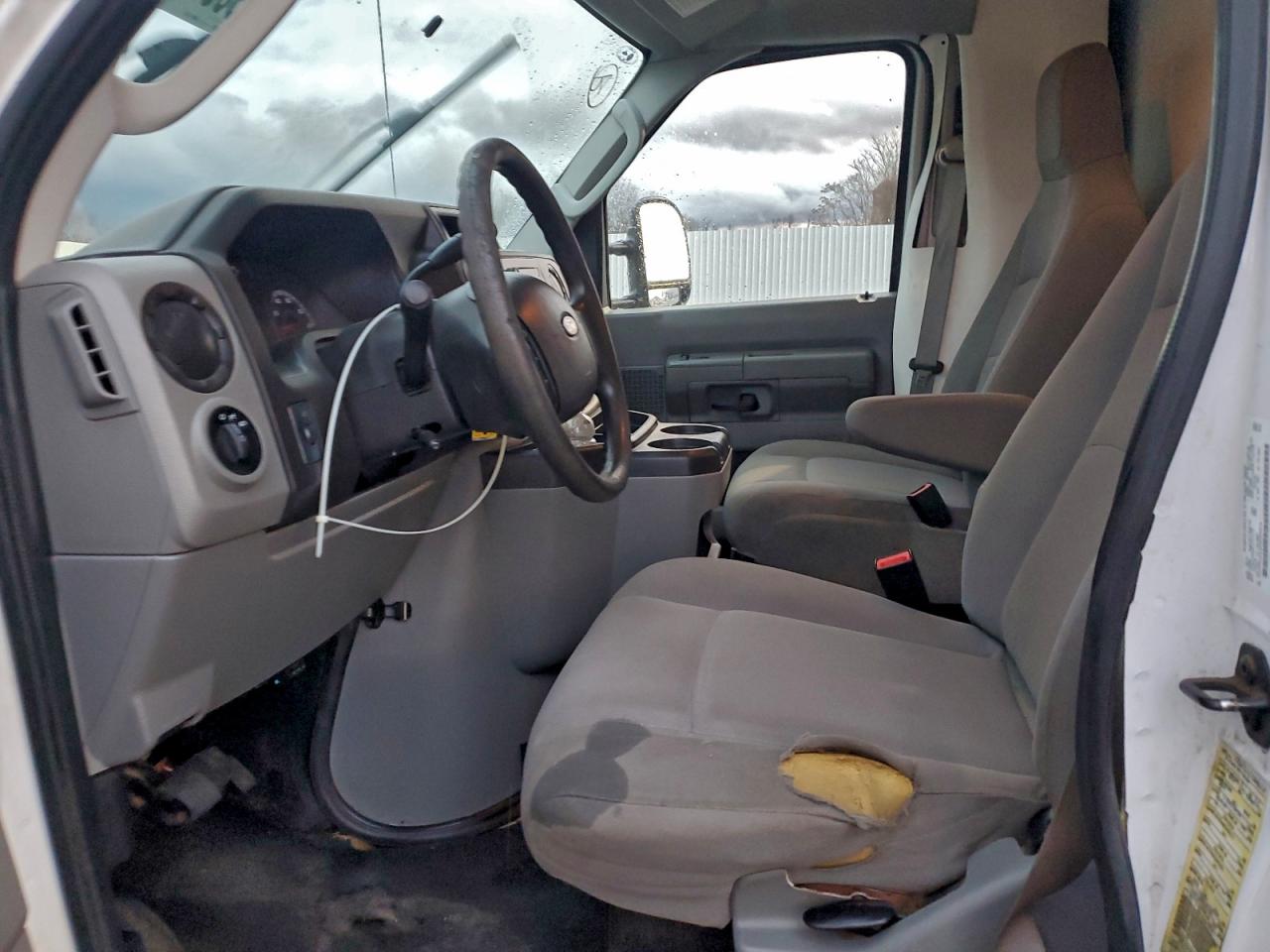 Ford E-350 E350 Super Duty Cutaway Van Image 3