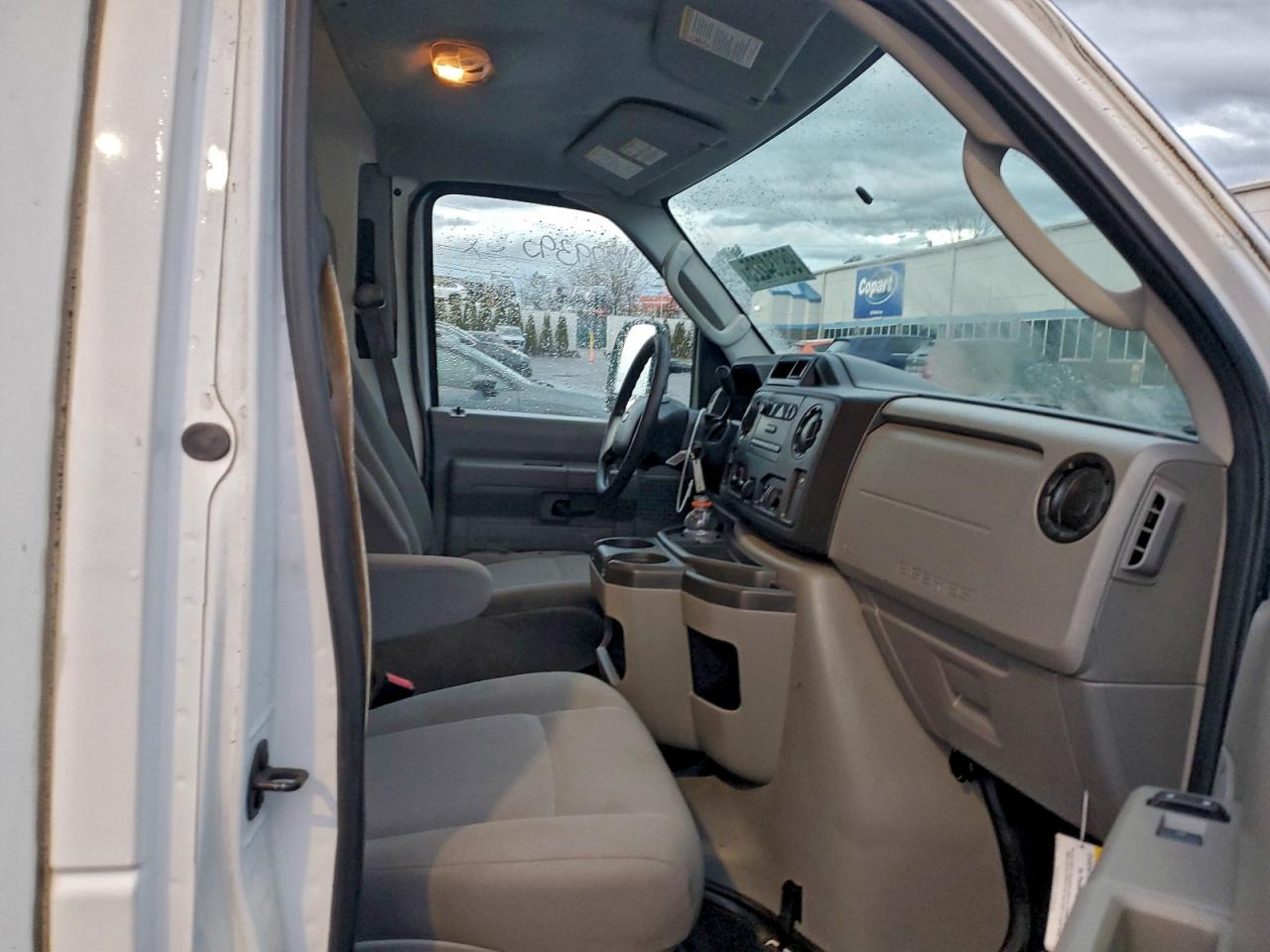 Ford E-350 E350 Super Duty Cutaway Van Image 9