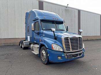  Salvage Freightliner Cascadia 1