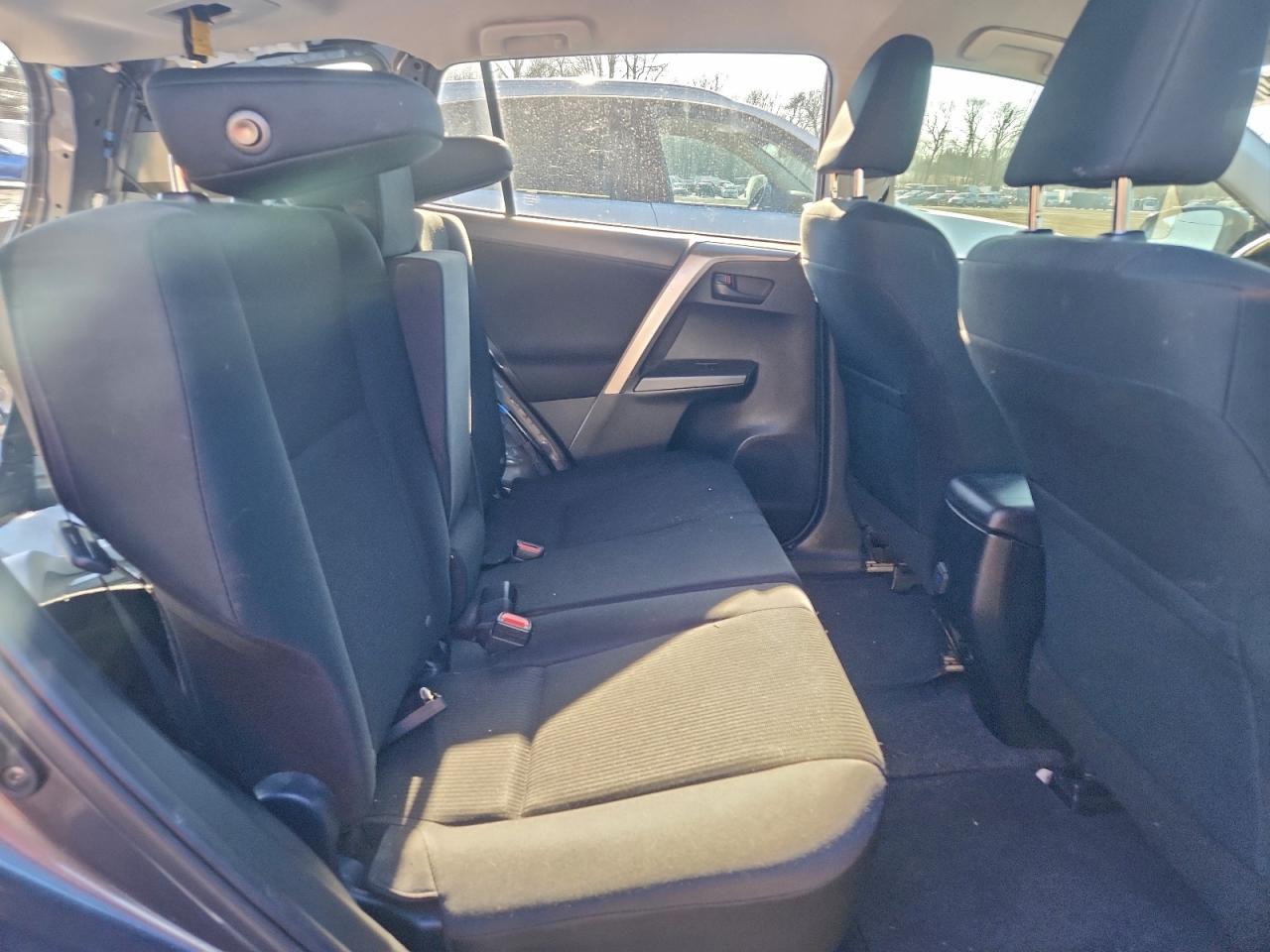 Toyota RAV4 Le Image 13