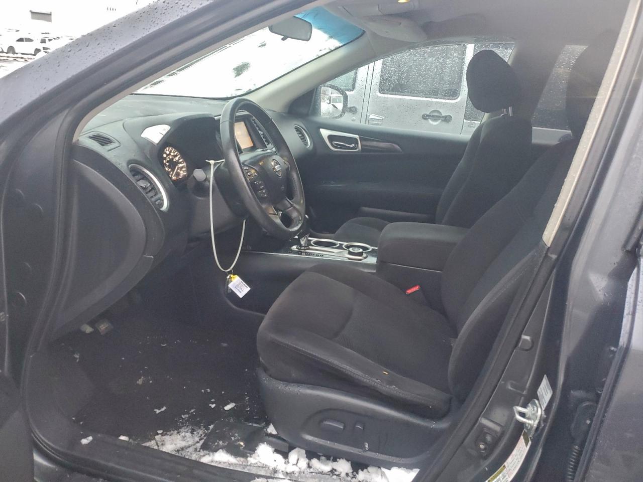 Nissan Pathfinder S Image 4