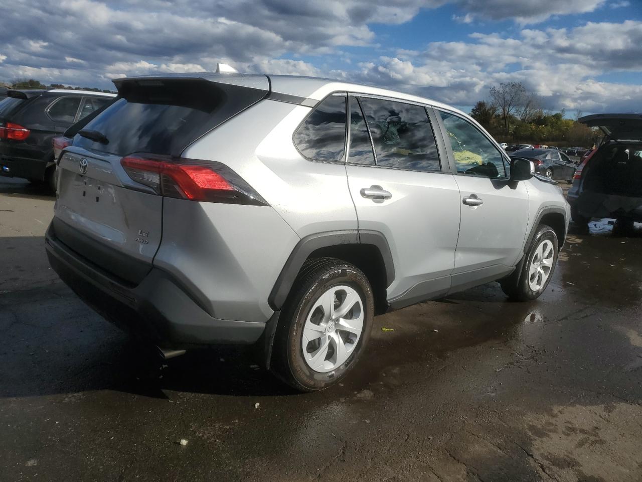Toyota RAV4 Le Image 10