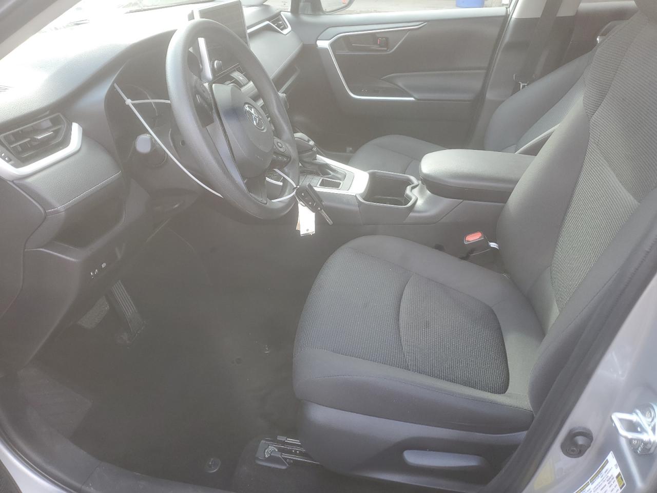 Toyota RAV4 Le Image 5