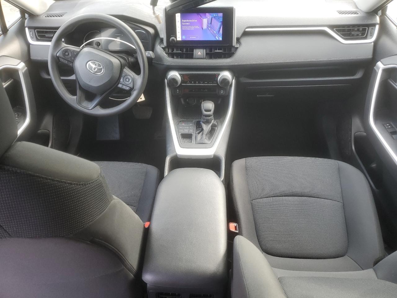 Toyota RAV4 Le Image 6