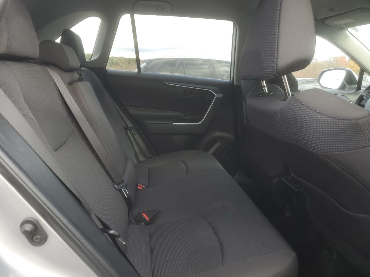 Toyota RAV4 Le Image 11