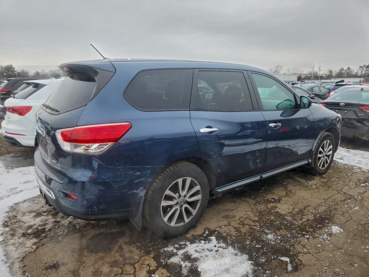 Nissan Pathfinder S Image 2