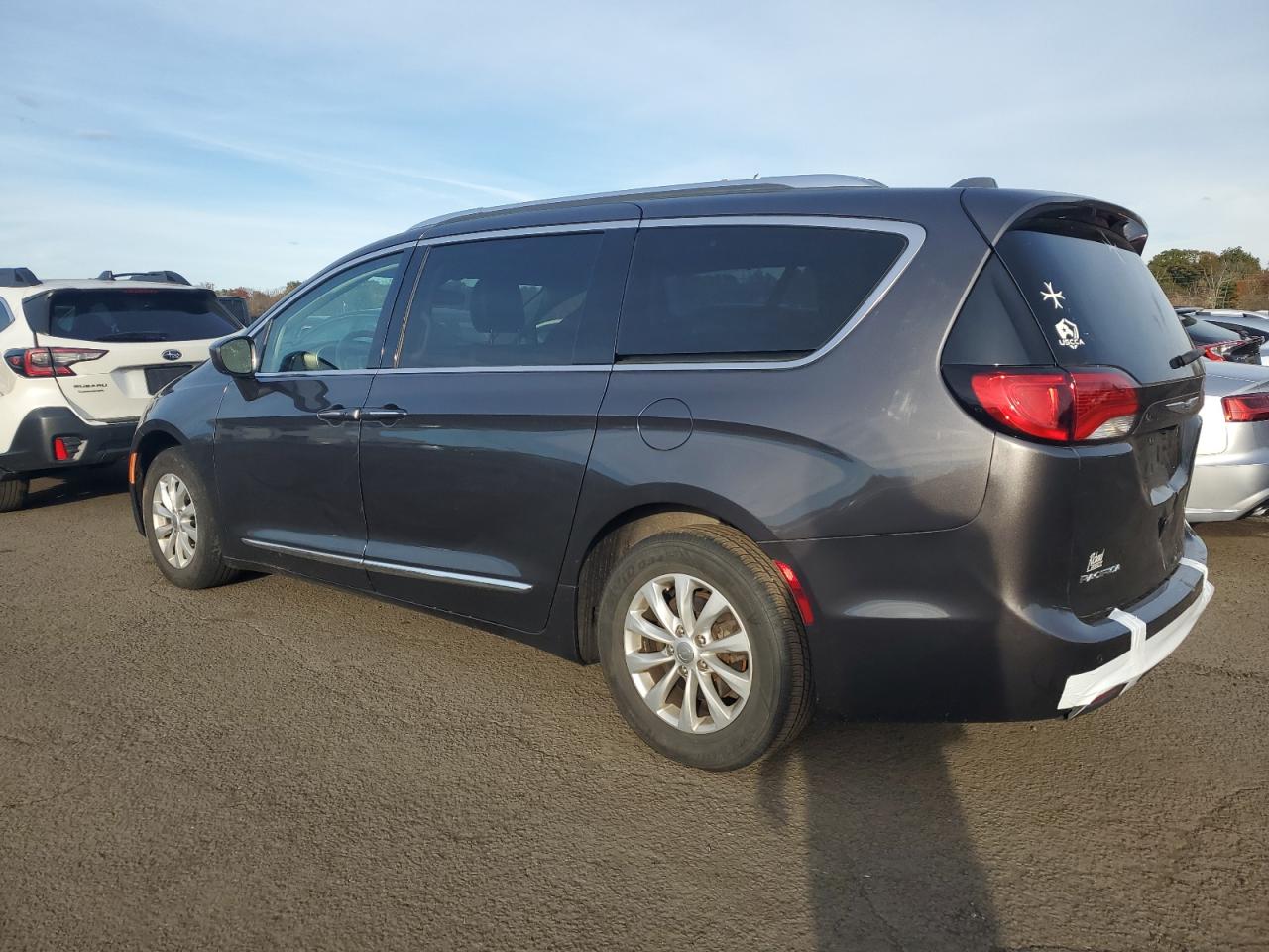 Chrysler Pacifica Touring L Image 3