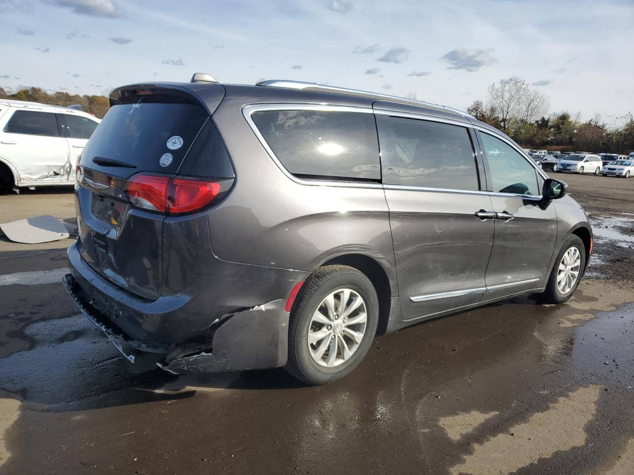 Chrysler Pacifica Touring L Image 2