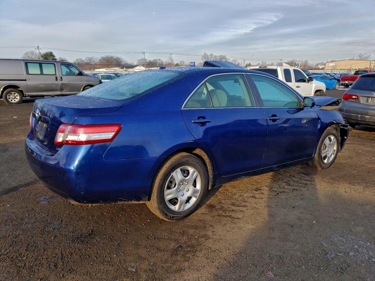 Toyota Camry Base Image 4