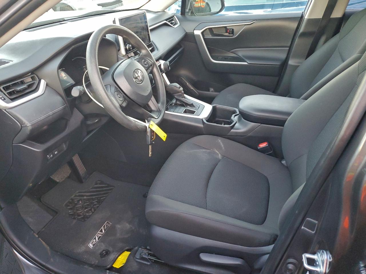 Toyota RAV4 Le Image 7