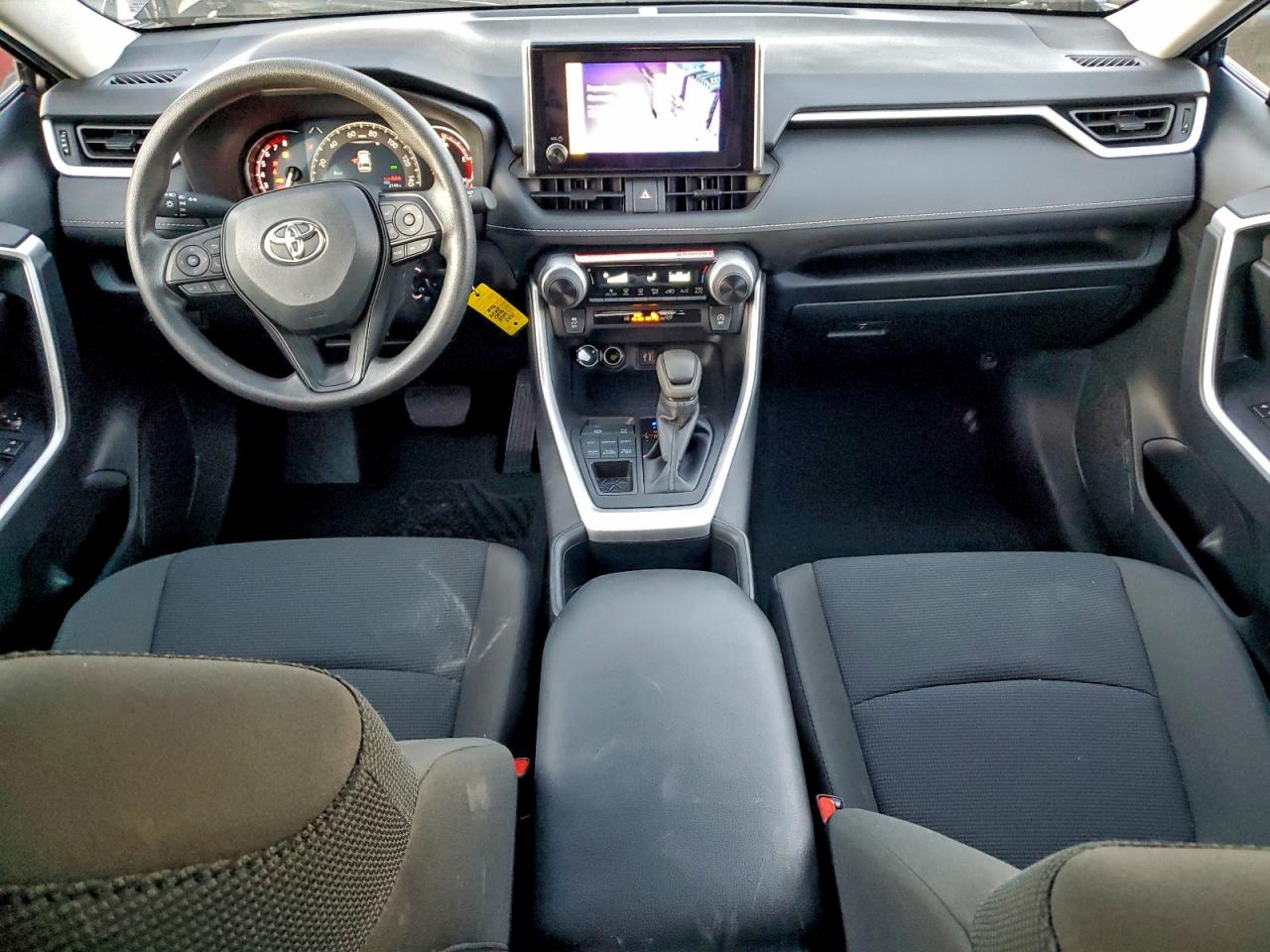 Toyota RAV4 Le Image 4