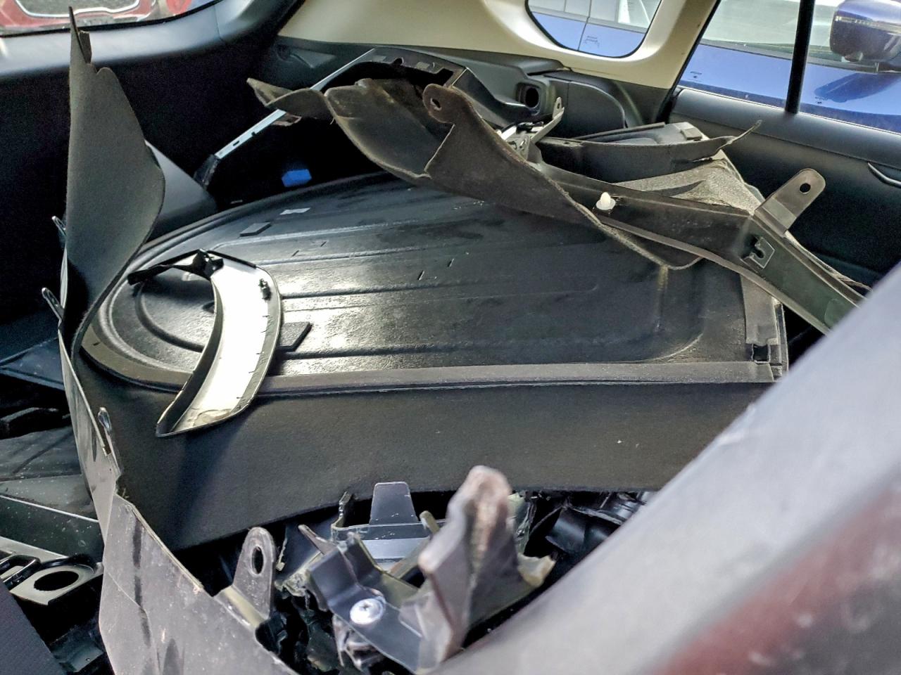 Toyota RAV4 Le Image 11