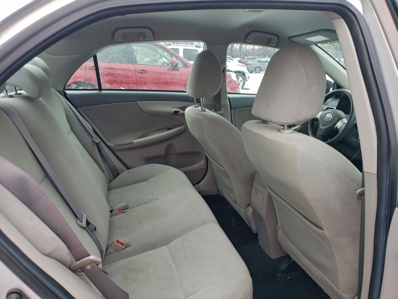 Toyota Corolla Base Image 9