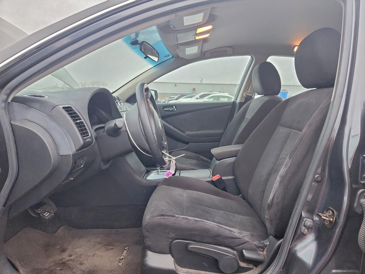 Nissan Altima Base Image 9