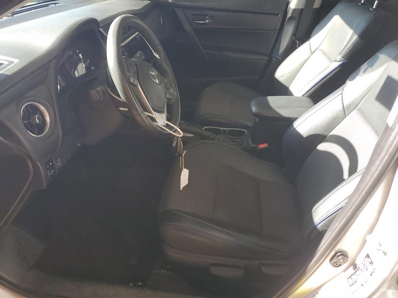 Toyota Corolla L Image 11