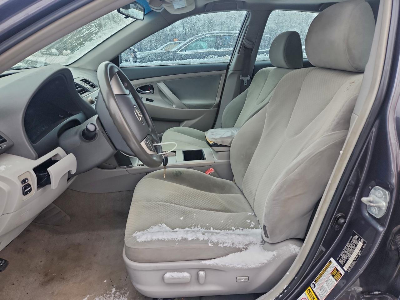 Toyota Camry Base Image 9