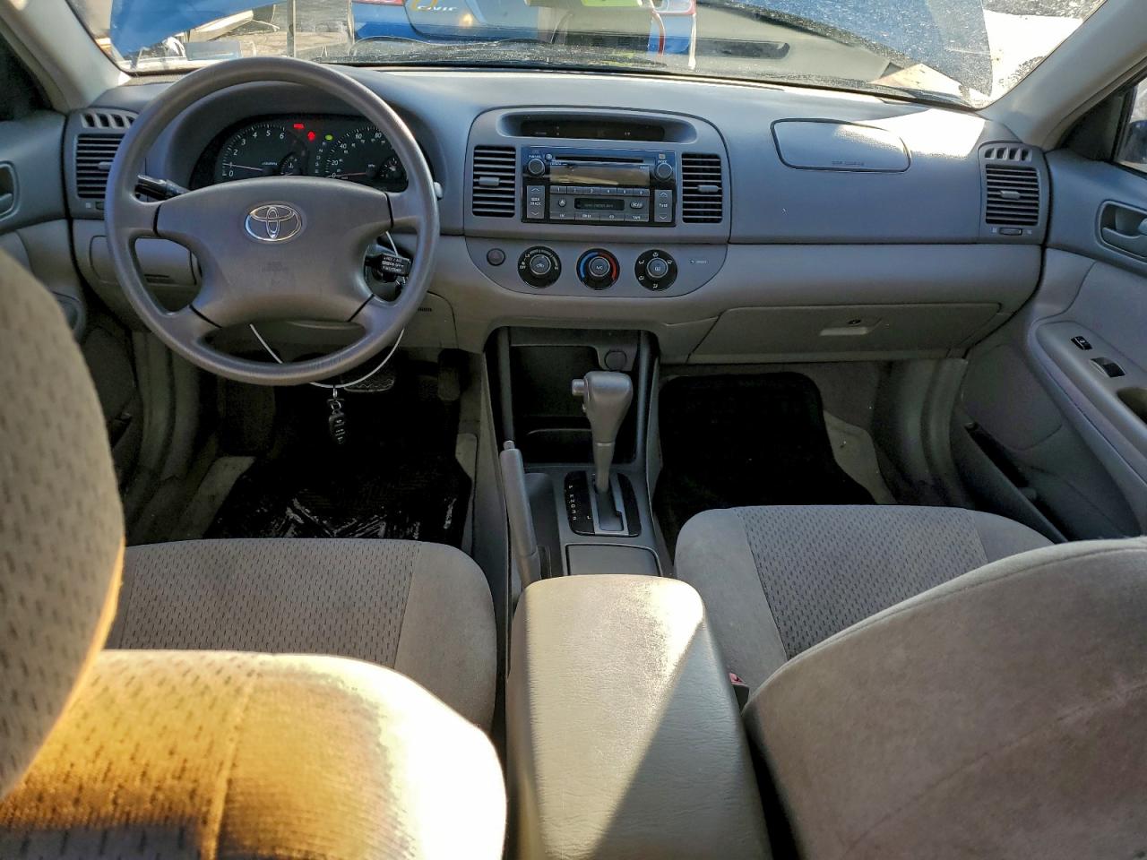 Toyota Camry Le Image 7