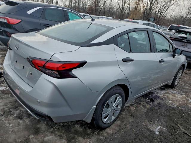 Nissan Versa S Image 3