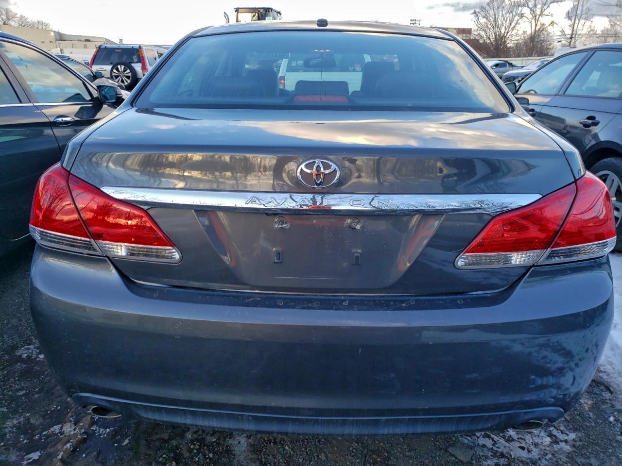 Toyota Avalon Base Image 10