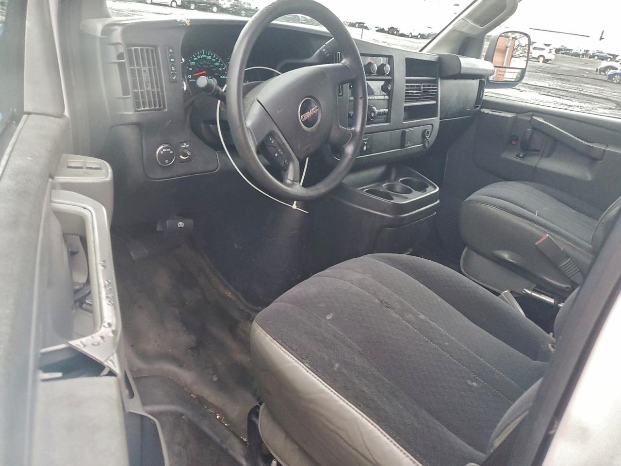 GMC Savana G2500 Image 9