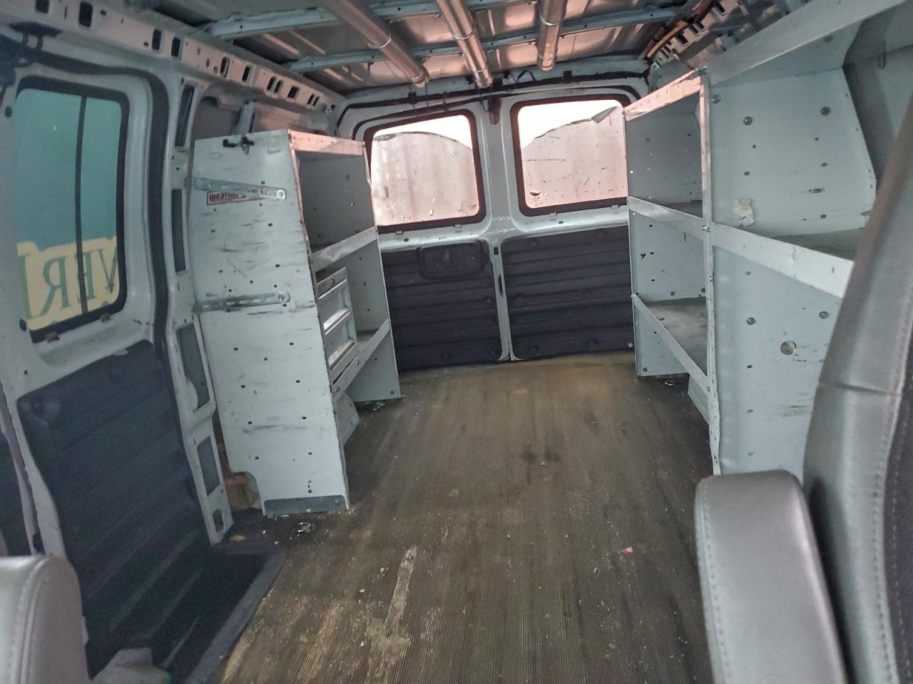 GMC Savana G2500 Image 11