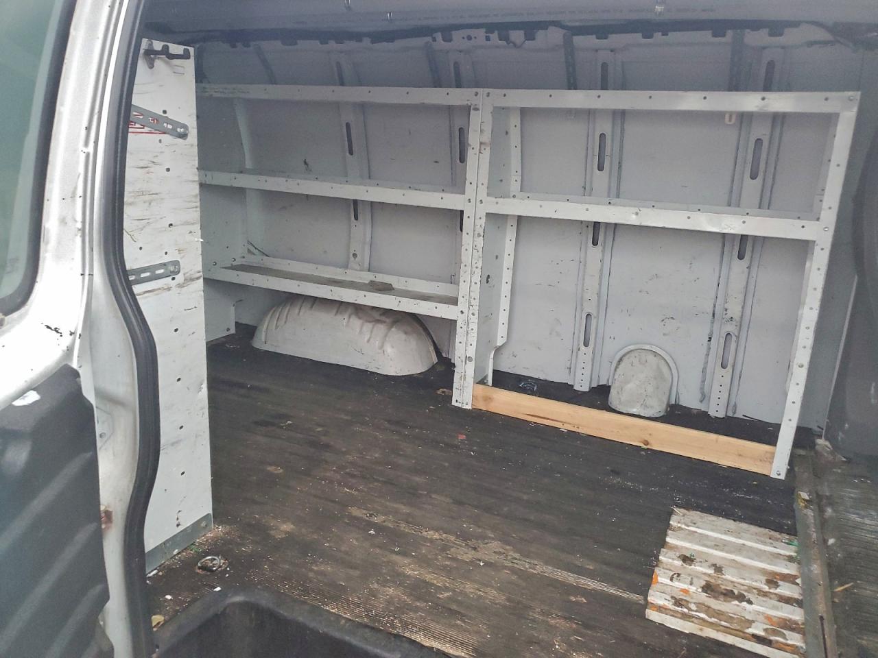 GMC Savana G2500 Image 8