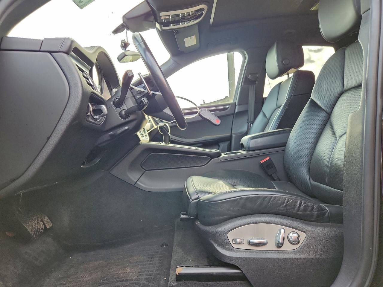 Porsche Macan Base Base Image 2